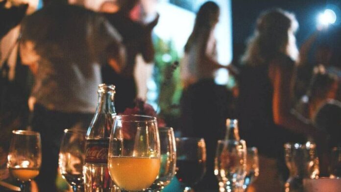 Μίσθωσαν διαμέρισμα μέσω Airbnb για να κάνουν κορωνοπάρτι – Τους τσάκωσε η Αστυνομία