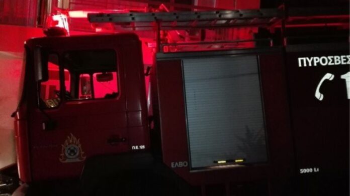 Φωτιά σε χώρο γραφείων πάνω από τη Βαρβάκειο στο κέντρο της Αθήνας