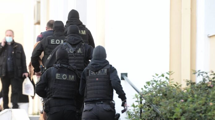 Υπόθεση βιασμού 11χρονης αθλήτριας: Οι αστυνομικοί «φυγάδευσαν» τον προπονητή στον ανακριτή