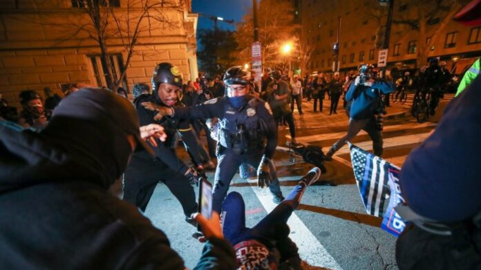 ΗΠΑ: Επεισόδια στην Ουάσινγκτον λίγο μετά την αποφυλάκιση του ηγέτη της ακροδεξιάς οργάνωσης «Proud Boys»-(VIDEO)