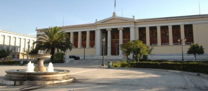 Φοιτητές κρέμασαν πανό στην πρυτανεία κατά της πανεπιστημιακής αστυνομίας (φωτο)