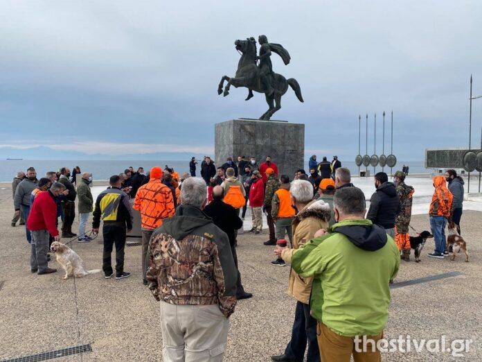 ΤΩΡΑ στη Θεσσαλονίκη: Συγκέντρωση κυνηγών και ψαράδων κατά της απαγόρευσης (video)
