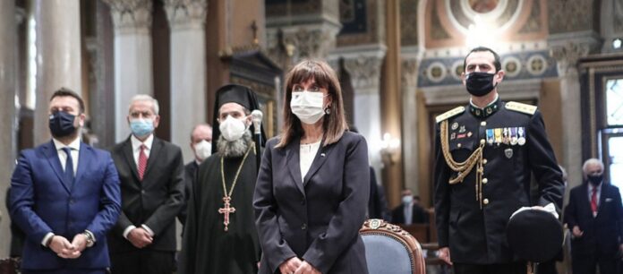 Η ΠτΔ Α.Σακελαροπούλου «καρφώνει» το ΓΕΕΘΑ για την άρνηση ανάκρουσης του Εθνικού Ύμνου: «Δεν είμαι αρμόδια»!