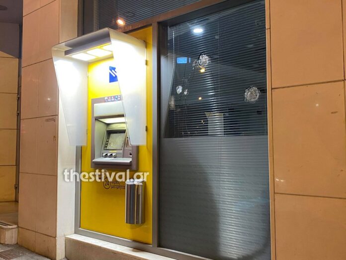 Θεσσαλονίκη: Επίθεση κουκουλοφόρων σε τράπεζα (φωτο)