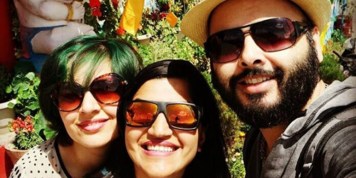 Πήγε να μείνει με ένα φιλικό της ζευγάρι μετά το διαζύγιό της και κατέληξαν να γίνουν τρίο -Μεγαλώνουν μαζί 4 παιδιά