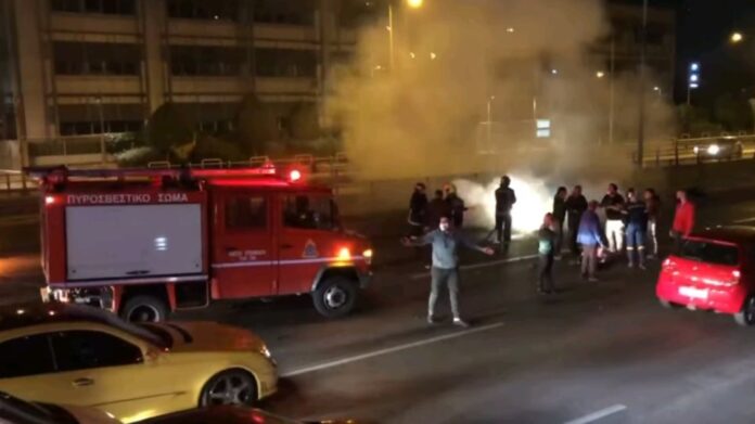 Σοβαρό τροχαίο στον Κηφισό – Στις φλόγες μοτοσικλέτα, τραυματίστηκε ο οδηγός