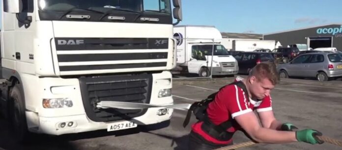 Βρετανία: 17χρονος μετακινεί φορτηγό οκτώ τόνων – Πίνει 14 λίτρα γάλα εβδομαδιαίως (VIDEO)