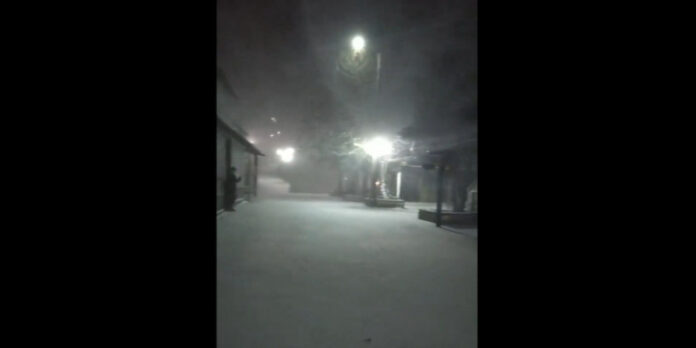 Λάρισα: Χιονοθύελλα τη νύχτα στη Σπηλιά Κισσάβου