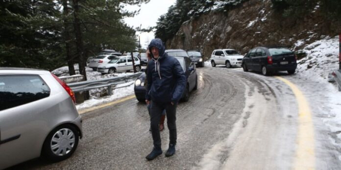 Χιόνια και στην Αττική – Κλειστοί δρόμοι σε Τατόι, Πάρνηθα, Πεντέλη, Υμηττό