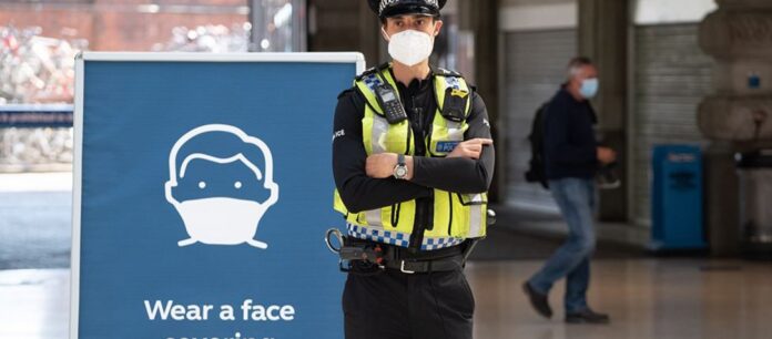 Βρετανία-lockdown: Πέταξαν έξω αστυνομικούς που ήθελαν να κλείσουν εστιατόριο!-(VIDEO)