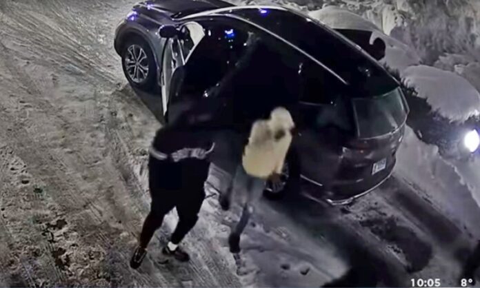 Καταγράφηκαν την ώρα που έκλεβαν αυτοκίνητα από αντιπροσωπεία (ΦΩΤΟ-VIDEO)