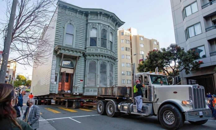 Απίστευτο: Μετέφεραν ολόκληρο σπίτι με φορτηγό (video)