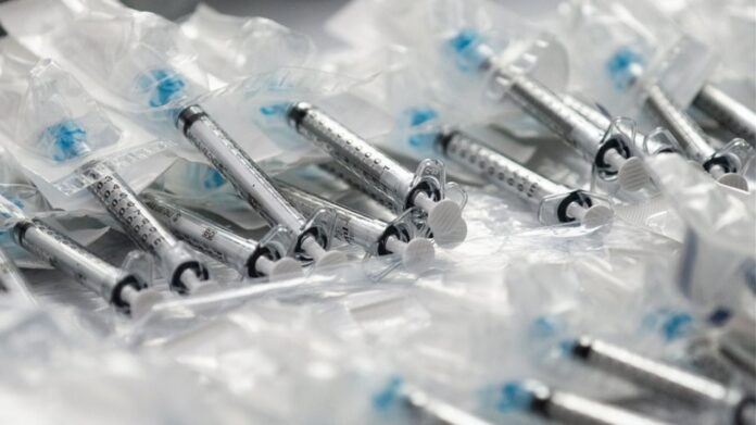 Η Σερβία παρέδωσε 4.680 δόσεις εμβολίων της Pfizer στη Βόρεια Μακεδονία