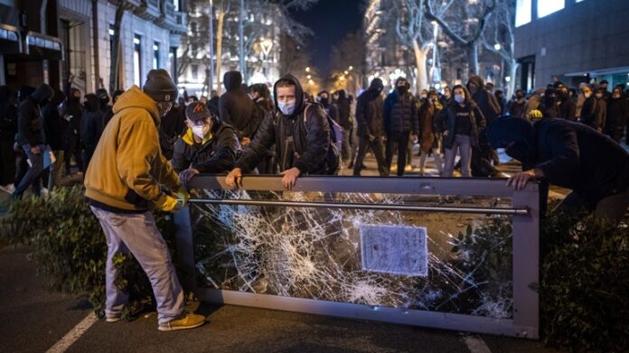 Ισπανία: Έβδομη νύχτα ταραχών στη Βαρκελώνη για τη φυλάκιση ράπερ