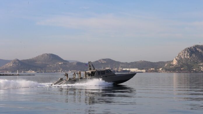 Εντυπωσιακές εικόνες ανορθόδοξου πολέμου με τα σκάφη «Αίολος» και «Αστραπή»