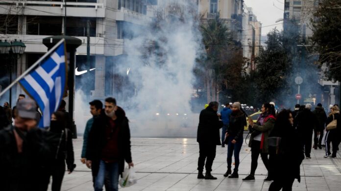 Σύνταγμα: Επεισόδια και χημικά με αρνητές του λοκντάουν – (VIDEO-ΦΩΤΟ)