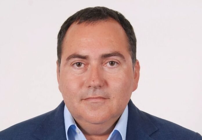 Παραιτήθηκε σκηνοθέτης από μέλος της ΝΔ με «βέλη» κατά Μενδωνη: Έλλειψη διαφάνειας και ευθιξίας