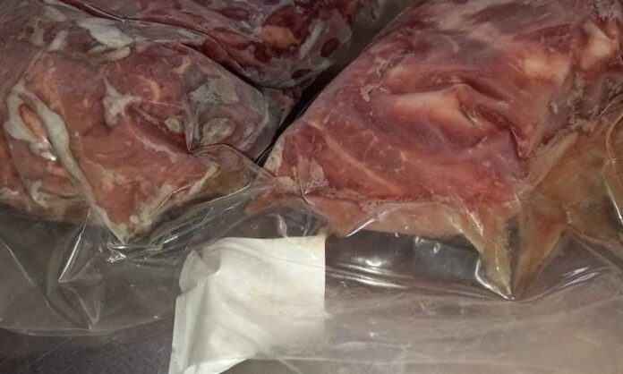 Καταγγελία «σοκ»: Σάπιο κρέας σε απόρους στη Σαλαμίνα