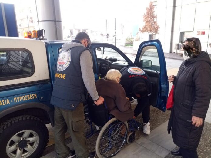 Βοήθεια από τη Λέσχη Ειδικών Δυνάμεων σε ανήμπορους για να μεταφερθούν σε εμβολιαστικό κέντρο