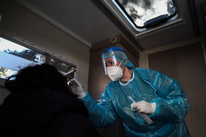 ΕΟΔΥ: «Εξαφάνισαν» κρίσιμα δεδομένα για τα κρούσματα από τις επιδημιολογικές εκθέσεις