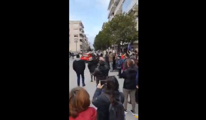 Έβρος: Πέταξαν αυγά και πέτρες στον Μηταράκη στην Ορεστιάδα (video)