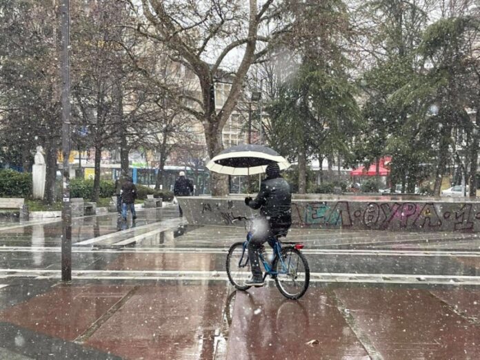 Χιονίζει στη Λάρισα – Πού απαγορεύεται η κυκλοφορία φορτηγών (Video)