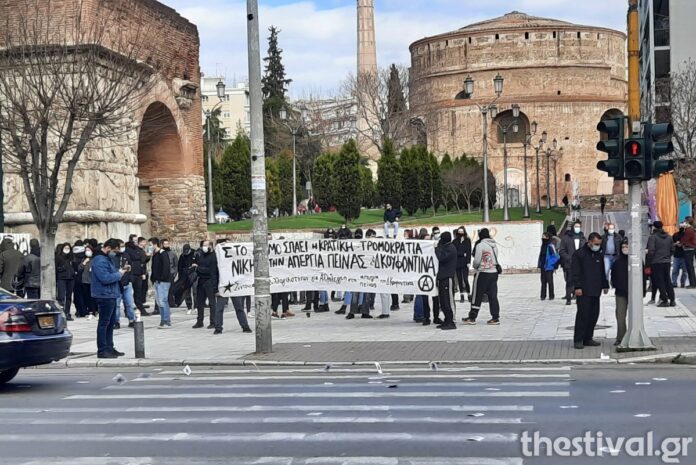 ΤΩΡΑ: Συγκέντρωση για τον Δ. Κουφοντίνα στο κέντρο της Θεσσαλονίκης (φωτο)