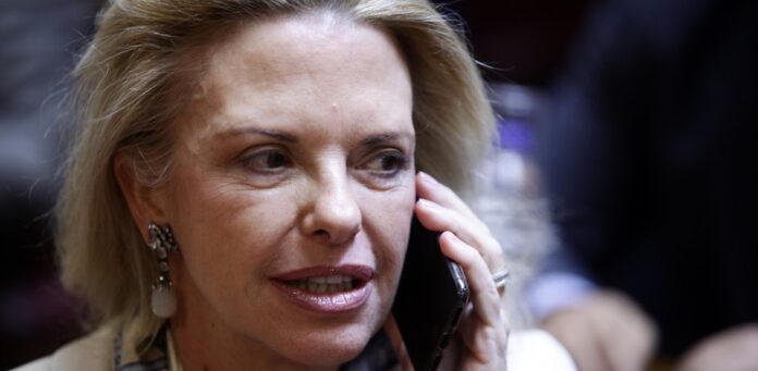 Πρώτη αντίδραση εντός ΝΔ: Θέμα παραίτησης Μενδώνη θέτει η Ελίζα Βόζεμπεργκ