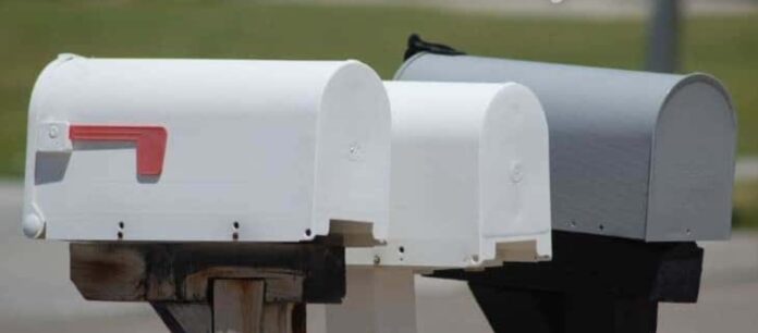 Μυστήριο με γραμματοκιβώτια στην Βρετανία – Άνδρας τοποθετεί φακέλους γεμάτους χρήματα