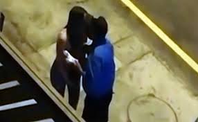 Σάλος με αστυνομικό που φίλησε νεαρή γυναίκα στα χείλη αντί να της κόψει πρόστιμο-(VIDEO-ΦΩΤΟ)