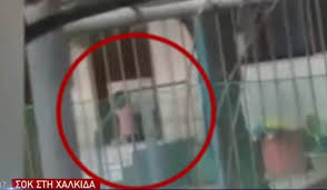 Άνοιξαν στόματα για τη νηπιαγωγό που άφησε το 4χρονο κοριτσάκι στο κρύο (video)