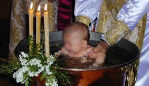 Ιερέας κατηγορείται για βρεφοκτονία! Βρέθηκε νερό στα πνευμόνια του μωρού μετά τη βάπτιση (video)