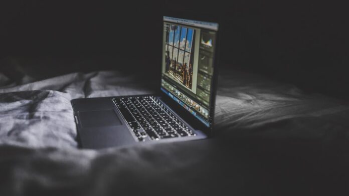 Lockdown: Ζωές «εγκλωβισμένες» στο διαδίκτυο εν μέσω της πανδημίας