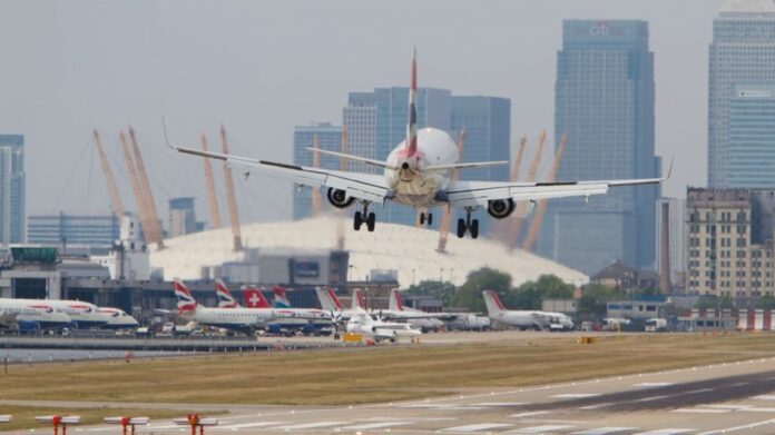 Σάλος μετά τη δήλωση του Βρετανού υπουργού Μεταφορών: Μην κάνετε ακόμα κρατήσεις για διακοπές