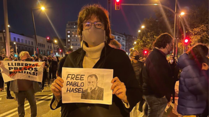 Ισπανία: Επεισόδια και συλλήψεις σε διαδηλώσεις για την απελευθέρωση του ράπερ Πάμπλο Χασέλ-(VIDEO)