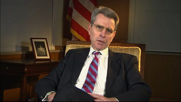 Κρυφτούλι του Κυριάκου με τον Πάιατ!