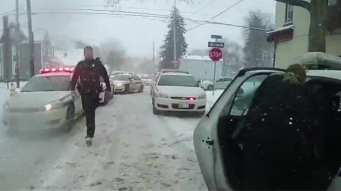 ΗΠΑ: Σε διαθεσιμότητα αστυνομικοί που πέρασαν χειροπέδες σε 9χρονη και τις έριξαν σπρέι πιπεριού-(VIDEO)