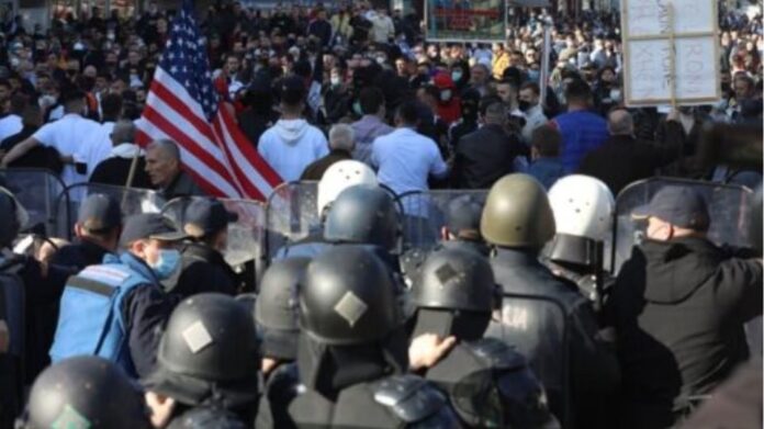 Επεισοδιακή διαδήλωση Αλβανών στα Σκόπια-(VIDEO)