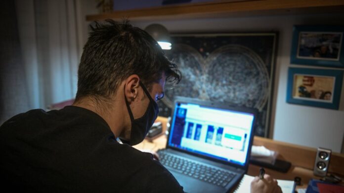 Σχολεία: Επιστρέφουν στην τηλεκπαίδευση οι μαθητές – Πάει για επέκταση το σχολικό έτος;
