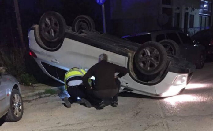 Τροχαίο στην Ηγουμενίτσα: Ντελαπάρισε αυτοκίνητο στο κέντρο της πόλης (φωτο)