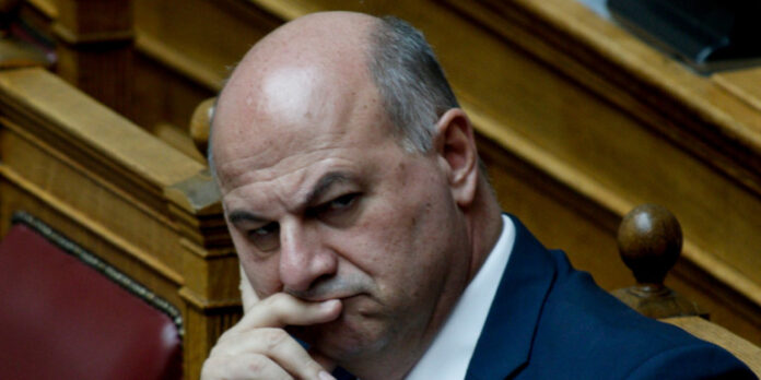 Ξεφτίλισαν τον Τσιάρα οι αγρότες! – “Ψεύτης και πολιτικός απατεώνας ο Τσιάρας”! – (VIDEO)