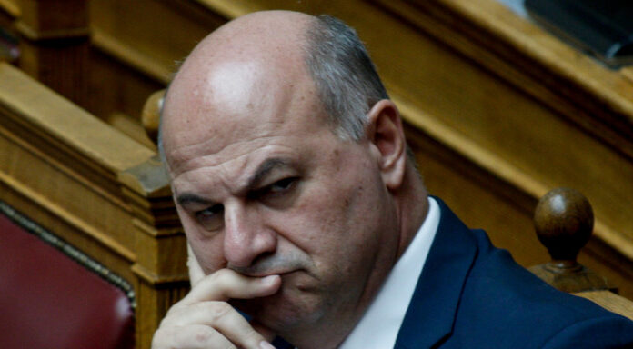 Ξεφτίλισαν τον Τσιάρα οι αγρότες! – “Ψεύτης και πολιτικός απατεώνας ο Τσιάρας”! – (VIDEO)