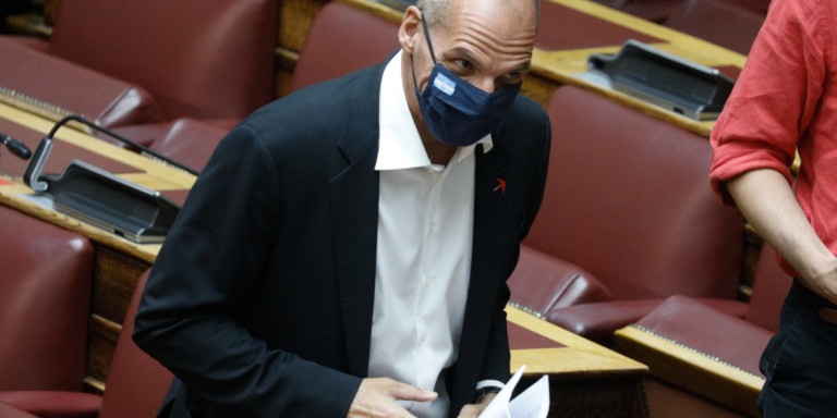 varoufakis-me-maska-sti-vouli