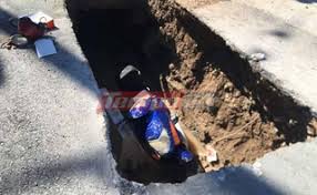 Έπεσε με το μηχανάκι μέσα σε φρεάτιο στην Πάτρα – Επέμβαση της πυροσβεστικής για τον απεγκλωβισμό της