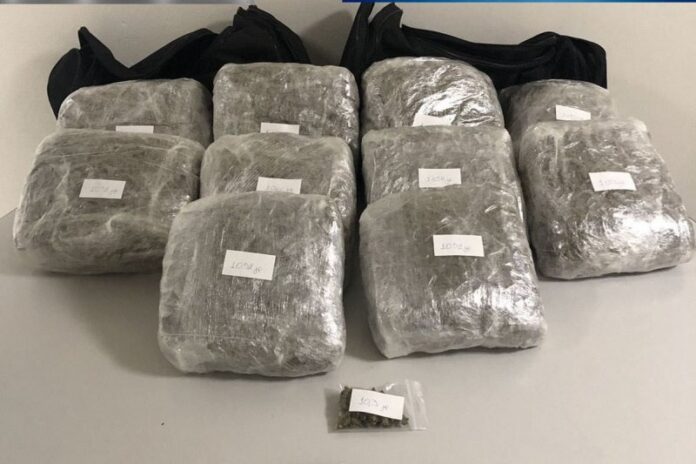 Έκρυβε στο βιβλιοπωλείο του 10 κιλά κάνναβης (ΦΩΤΟ)