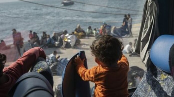 Αναχώρηση προσφύγων από τη Μυτιλήνη για τη Γερμανία