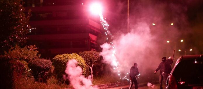 Καμία αυτοκριτική από την κυβέρνηση: «Η αντιπολίτευση φταίει για την αύξηση των κρουσμάτων και τη βία»