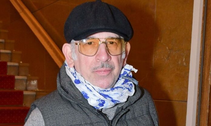 «Άρχισα να ουρλιάζω. “Μη φωνάζεις τζάμπα, δεν είναι κανείς στο θέατρο”»