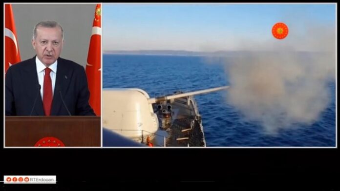 Προκλητικό σόου από Ερντογάν: Έκανε νέες εμπρηστικές δηλώσεις με πλάνα πολεμικών πλοίων να ανοίγουν πυρ