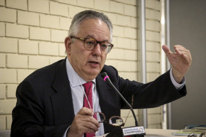 Κύριε Αλιβιζάτο, με όλο το σεβασμό, περιμένουμε την παρέμβασή σας